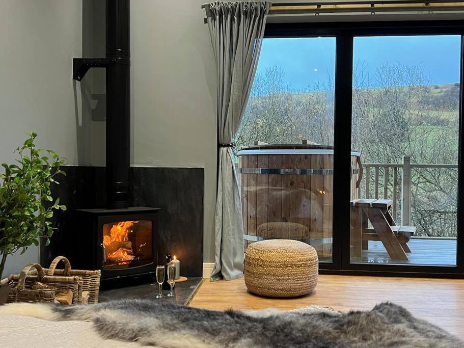 Luxury Lodge In The Treetops Llanbrynmair Exterior photo
